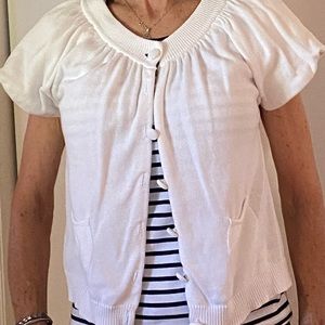 Trendy white puffy short sleeved sweater